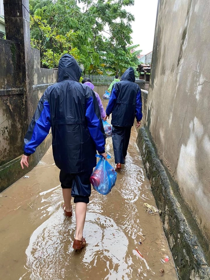 Kỳ duyên - minh triệu tình tứ đi từ thiện cùng mua giày đôi 60k để mang - 9