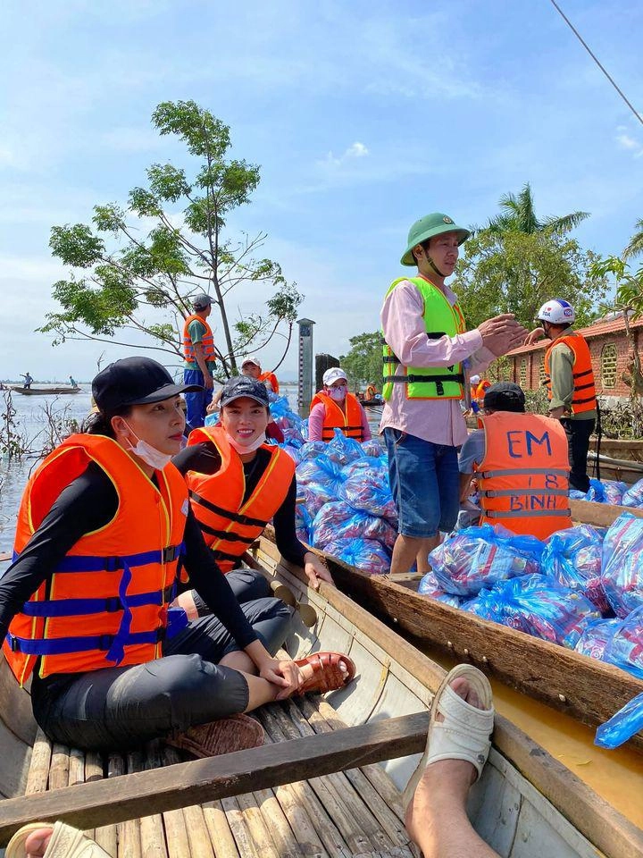 Kỳ duyên - minh triệu tình tứ đi từ thiện cùng mua giày đôi 60k để mang - 13