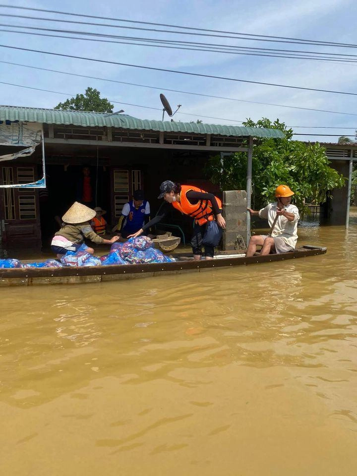 Kỳ duyên - minh triệu tình tứ đi từ thiện cùng mua giày đôi 60k để mang - 15