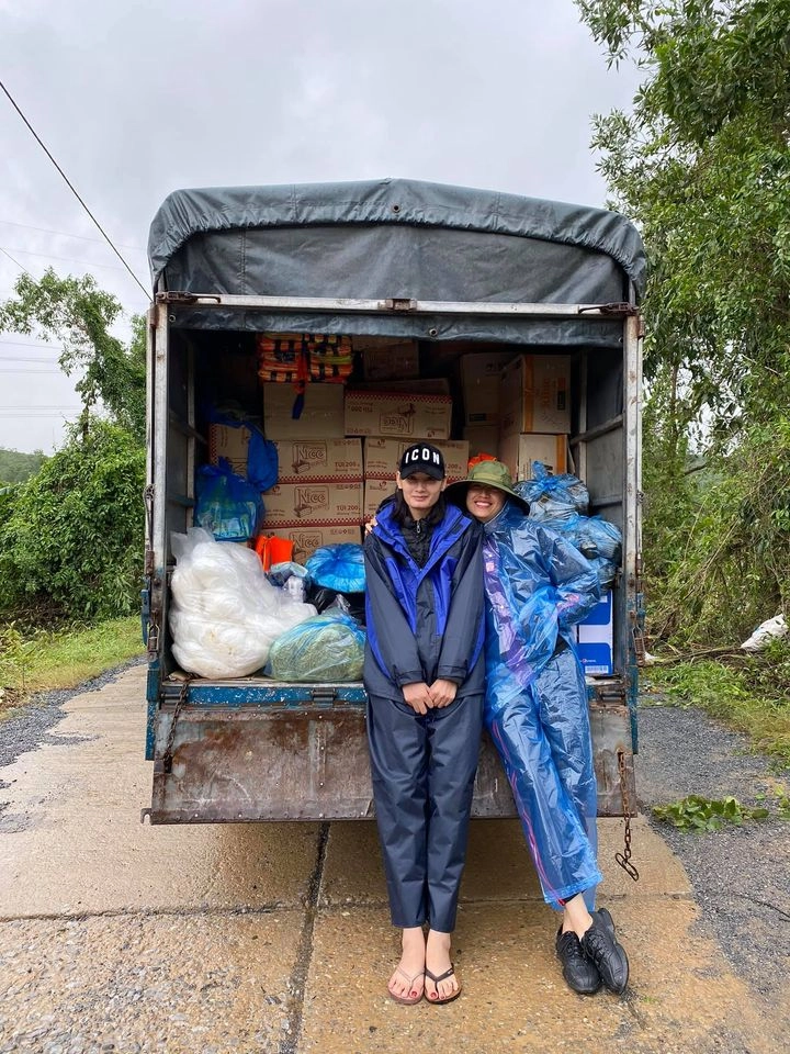 Kỳ duyên - minh triệu tình tứ đi từ thiện cùng mua giày đôi 60k để mang - 19