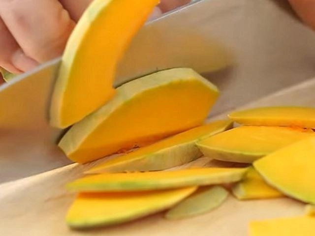 Mách mẹ cách nấu cháo gà bí đỏ cho bé ăn dặm đậm đà bổ dưỡng - 2
