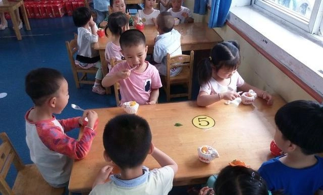 Mua bánh gửi cô làm sinh nhật con chiều đến đón bánh còn nguyên mẹ muối mặt biết lý do - 1