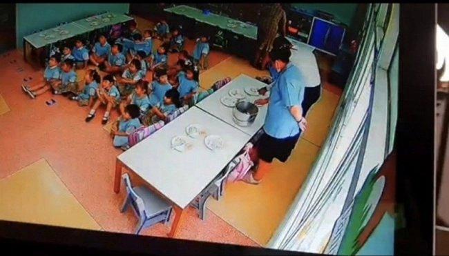 Ngày nào tan học con cũng khóc kêu đói bố xem camera thì bàng hoàng thấy hành động của cô - 1