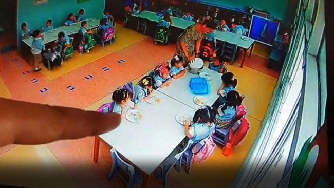 Ngày nào tan học con cũng khóc kêu đói bố xem camera thì bàng hoàng thấy hành động của cô - 2