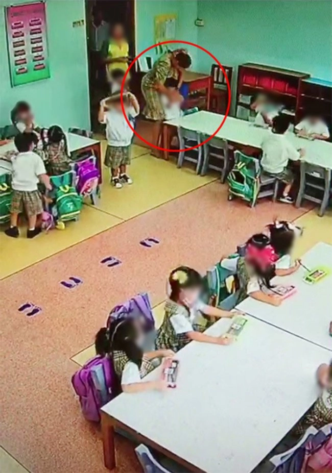 Ngày nào tan học con cũng khóc kêu đói bố xem camera thì bàng hoàng thấy hành động của cô - 3