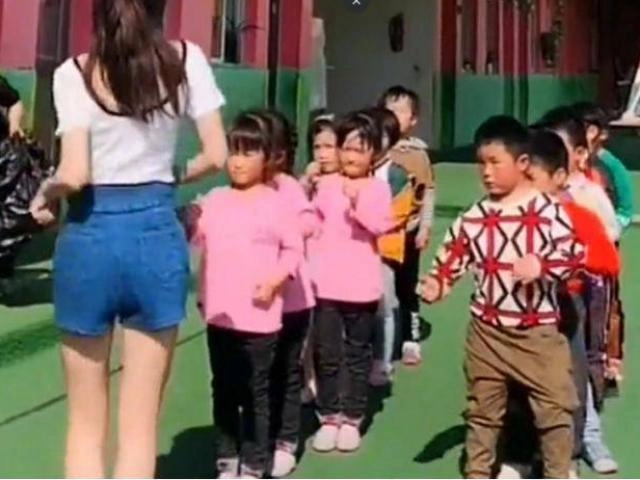 Ngày nào tan học con cũng khóc kêu đói bố xem camera thì bàng hoàng thấy hành động của cô - 4