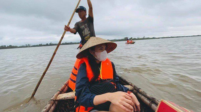 Ngoài thuỷ tiên 4 sao việt nữa cũng đang bỏ con nheo nhóc ở nhà ra miền trung cứu hộ - 1