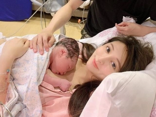Nhận con nuôi từ lâu mẹ nổi hứng xét nghiệm adn với con hàng xóm thì chấn động thế giới - 9