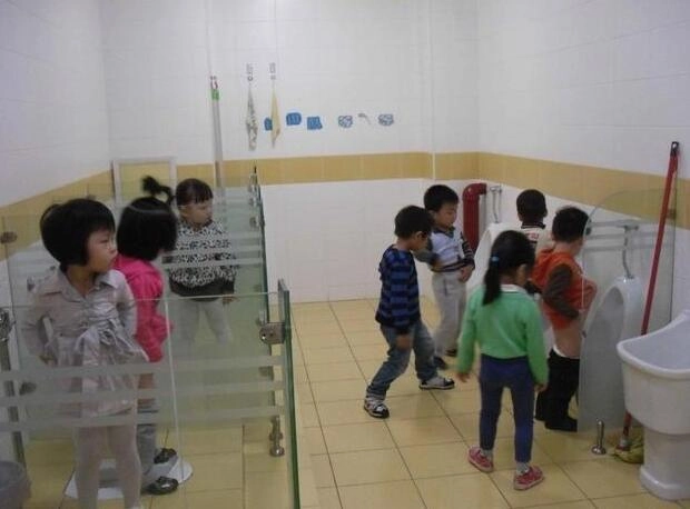 Nhìn bức ảnh con trong nhà vệ sinh mẹ tức giận lao đến trường đòi kiện - 1