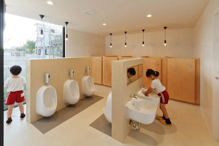 Nhìn bức ảnh con trong nhà vệ sinh mẹ tức giận lao đến trường đòi kiện - 2