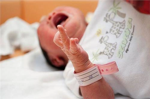 Nhìn cháu vừa sinh mẹ chồng nói luôn không phải cháu tôi biết lý do cả nhà vỗ tay - 1
