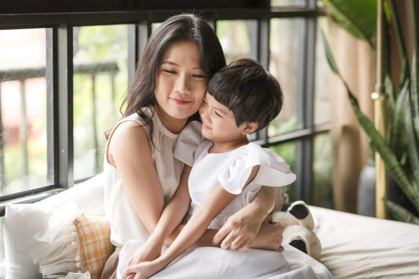 Nữ y tá xinh đẹp khiến fan nam tình nguyện ốm đời thực làm mẹ đơn thân - 4