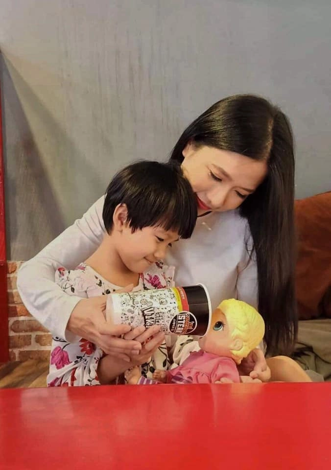 Nữ y tá xinh đẹp khiến fan nam tình nguyện ốm đời thực làm mẹ đơn thân - 6