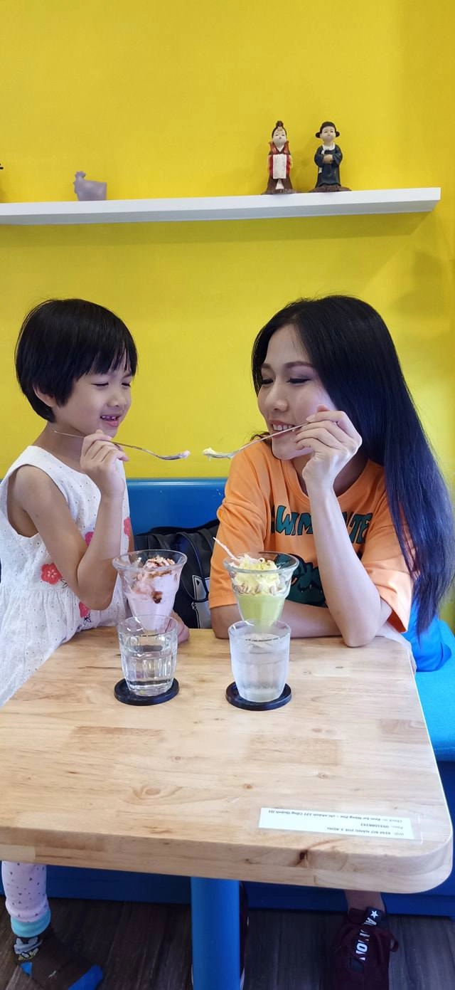Nữ y tá xinh đẹp khiến fan nam tình nguyện ốm đời thực làm mẹ đơn thân - 10