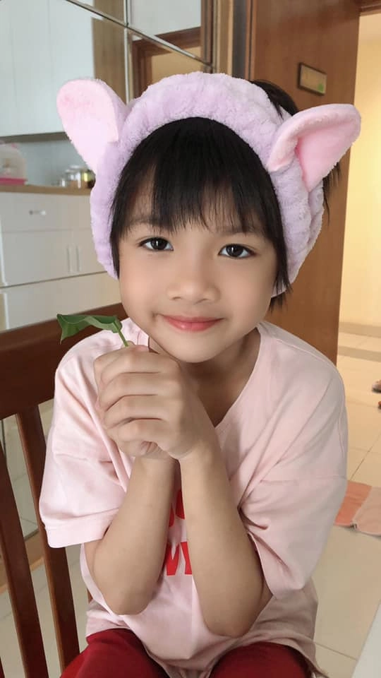 Nữ y tá xinh đẹp khiến fan nam tình nguyện ốm đời thực làm mẹ đơn thân - 11