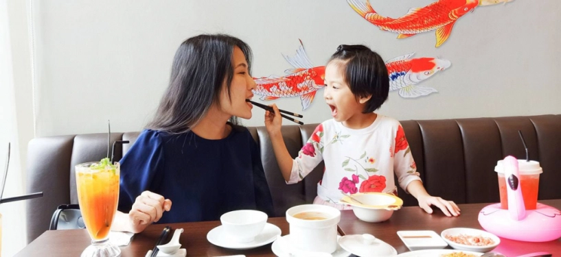Nữ y tá xinh đẹp khiến fan nam tình nguyện ốm đời thực làm mẹ đơn thân - 12