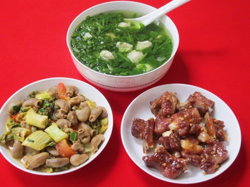 Sườn kho tiêu bao tử cá ba sa xào dưa hấp dẫn cơm chiều - 1