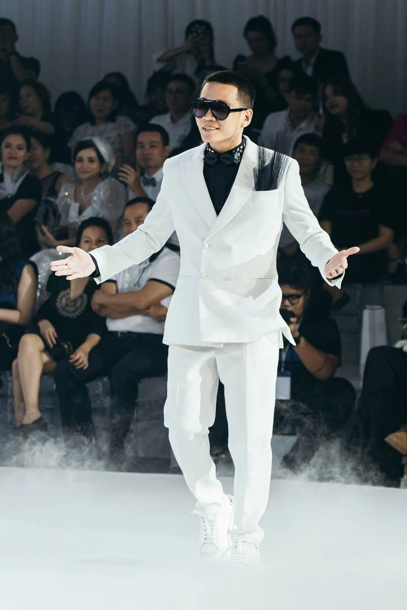 Tạm rời ghế rap việt lão đại wowy lấn sân catwalk diện style nam thần đi giày nghìn đô - 3