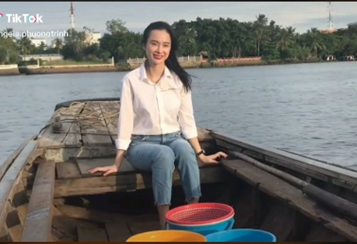 Thần thái đậm chất minh tinh angela phương trinh giản dị với quần jeans áo sơ mi vẫn nổi bật - 1