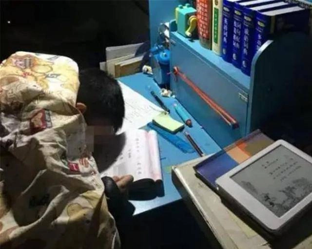Thấy con làm bài tập 12h đêm chưa xong ông bố đi gặp cô giáo chất vấn thì ngẩn người - 4