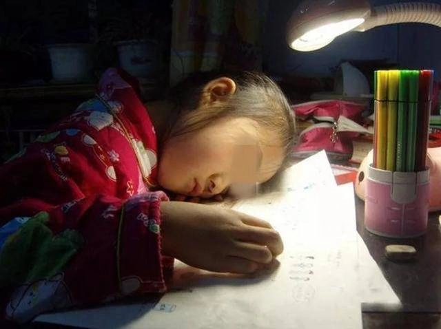 Thấy con làm bài tập 12h đêm chưa xong ông bố đi gặp cô giáo chất vấn thì ngẩn người - 5