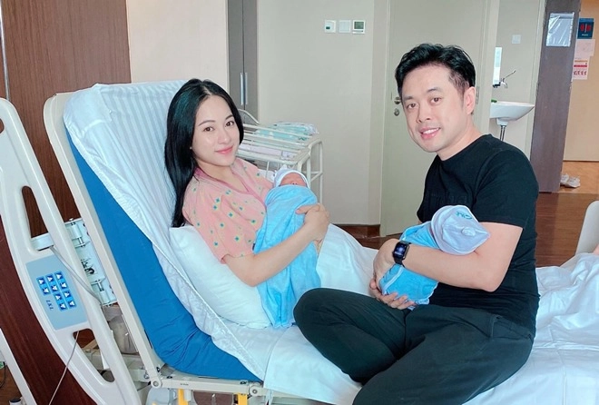 U40 làm bố với vợ kém 13 tuổi dương khắc linh chăm cặp song sinh hôn vết rạn của vợ - 4