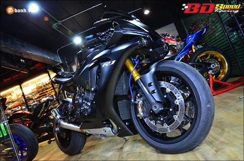 Yamaha r1 độ báo đen lạnh lùng trong màu đen huyền bí - 2