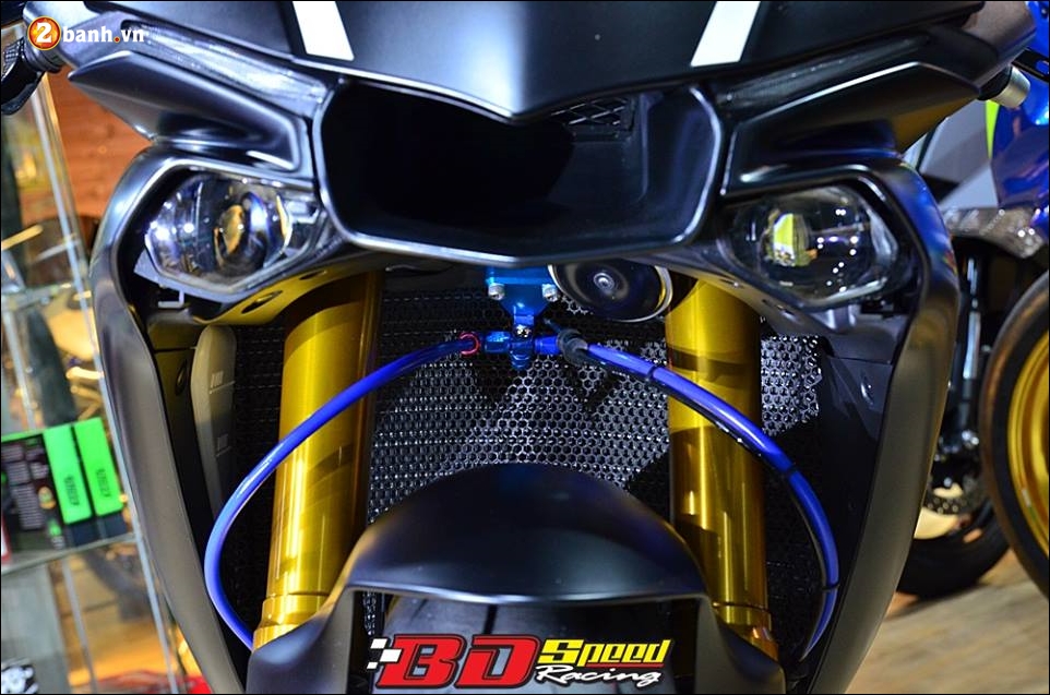 Yamaha r1 độ báo đen lạnh lùng trong màu đen huyền bí - 3