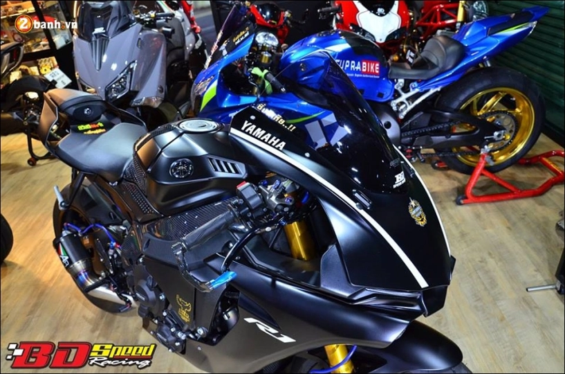 Yamaha r1 độ báo đen lạnh lùng trong màu đen huyền bí - 4