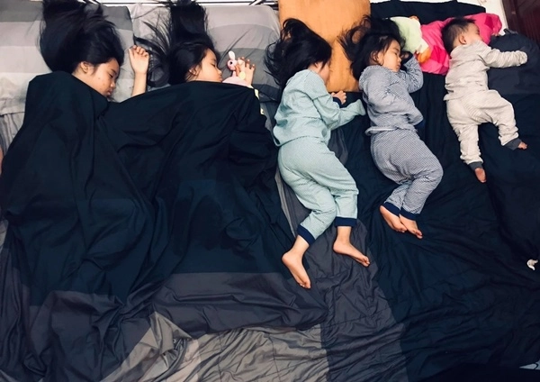 Yêu năm 15 tuổi mẹ trẻ cùng chồng làm một lèo 5 công chúa đi đâu cũng được trầm trồ - 6