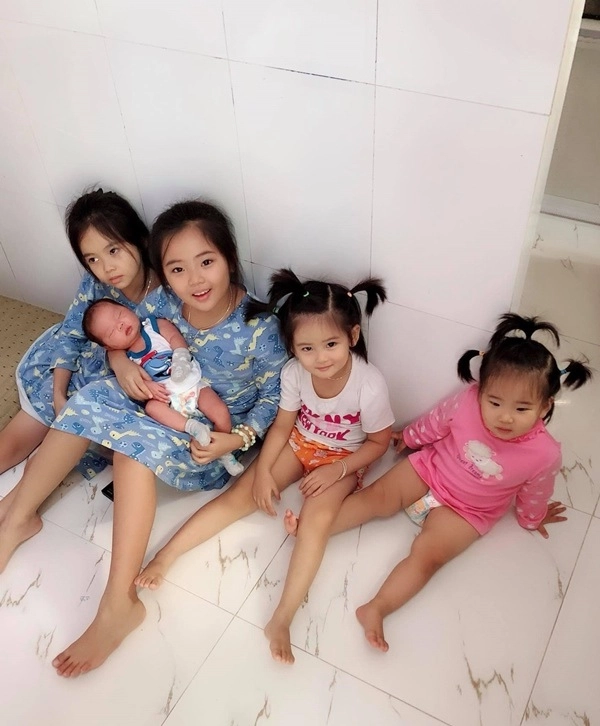 Yêu năm 15 tuổi mẹ trẻ cùng chồng làm một lèo 5 công chúa đi đâu cũng được trầm trồ - 8