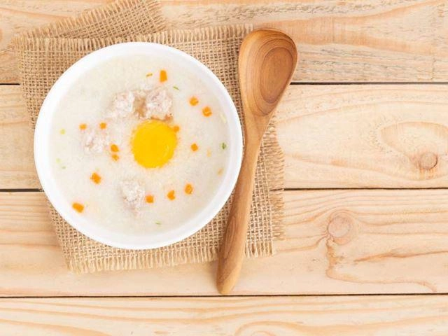 3 cách nấu cháo yến mạch trứng gà cho bé ăn dặm đầy đủ dinh dưỡng - 5