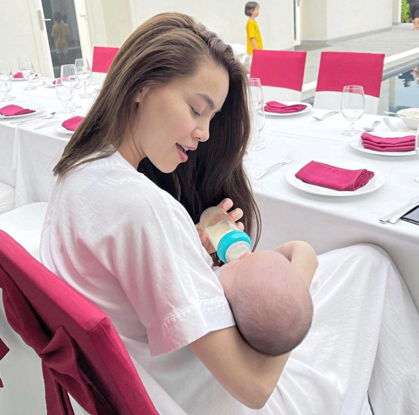 3 ngày nghỉ đầu năm hà hồ tất bật cho bú kim lý bế dỗ con trong chuyến đi biển - 4