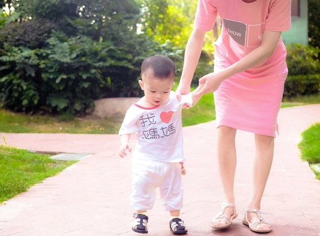 3 yếu tố quyết định trẻ biết đi sớm hay muộn nhiều cha mẹ không biết - 1