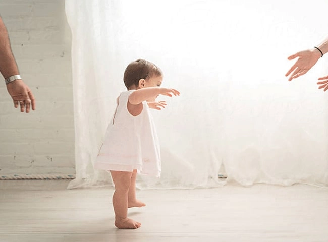 3 yếu tố quyết định trẻ biết đi sớm hay muộn nhiều cha mẹ không biết - 3