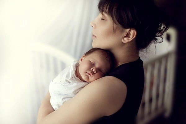 4 sai lầm của mẹ dễ làm tổn thương cột sống trẻ tương lai thấp lùn nhất lớp - 1