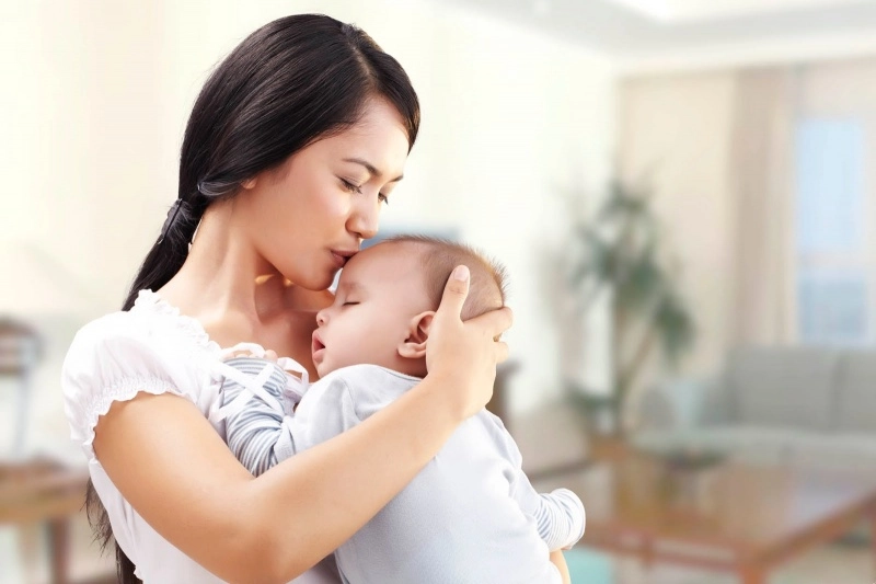 4 sai lầm của mẹ dễ làm tổn thương cột sống trẻ tương lai thấp lùn nhất lớp - 2