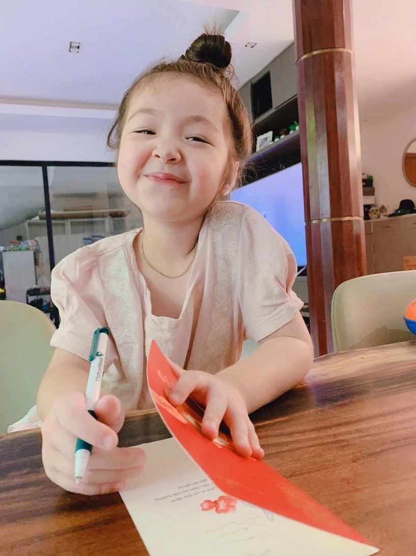 4 tháng đoạt giải đáng yêu nhất nước anh 6 tuổi con gái elly trần khác lạ không nhận ra - 9