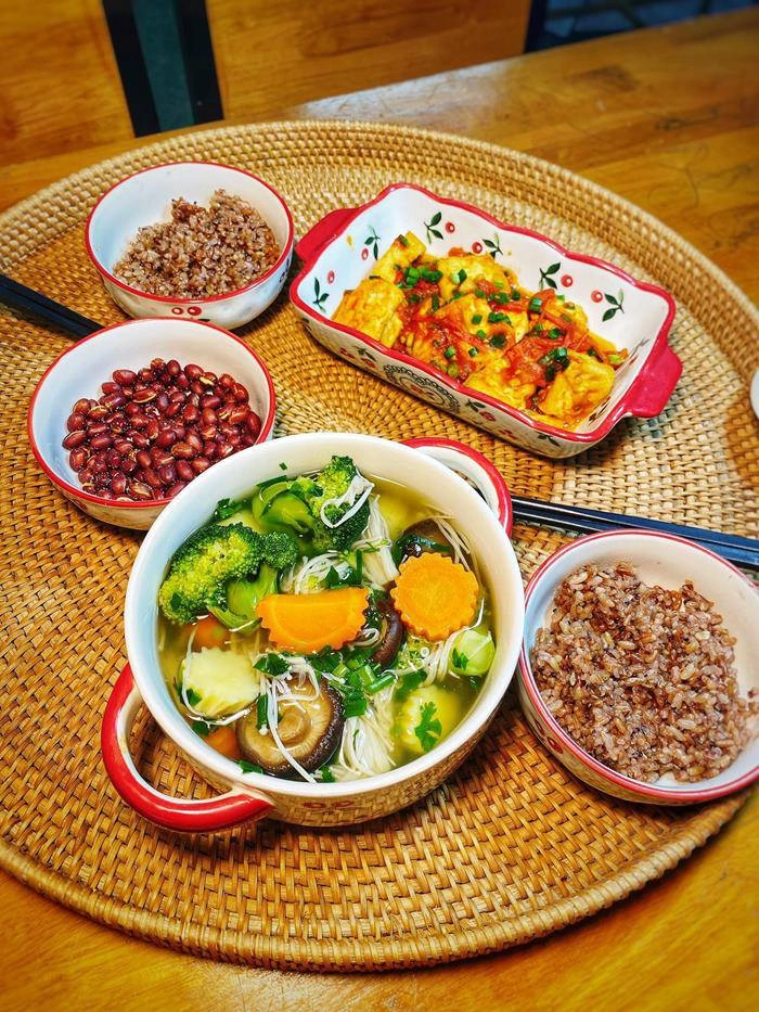 9x khoe mâm cơm mỗi ngày 1 thực đơn không trùng nhau chồng con khen không ngớt lời - 4