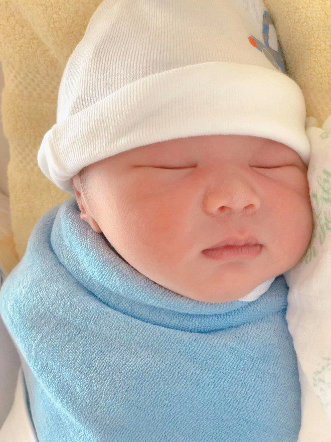 Á hậu thúy vân sữa quá tốt 3000mlngày chồng doanh nhân cật lực cho con ti 6 tuần tăng 2kg - 2