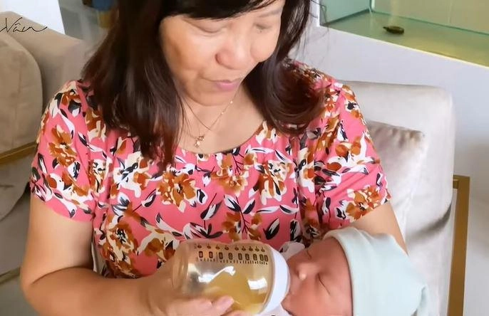 Á hậu thúy vân sữa quá tốt 3000mlngày chồng doanh nhân cật lực cho con ti 6 tuần tăng 2kg - 5