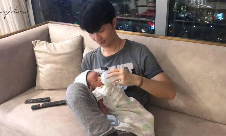 Á hậu thúy vân sữa quá tốt 3000mlngày chồng doanh nhân cật lực cho con ti 6 tuần tăng 2kg - 6