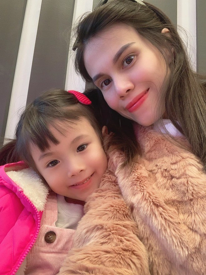 Lần hiếm hoi con trai ngô kiến huy đứng cạnh mẹ ruột tại mỹ nhưng không tình cảm - 1