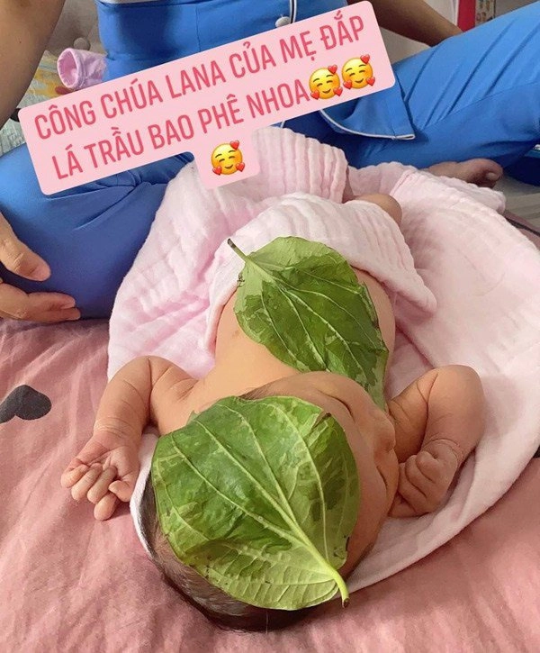 Bàn tay con trai riêng thu thủy ôm cổ khi bố dượng đang bế em gái gây chú ý - 3