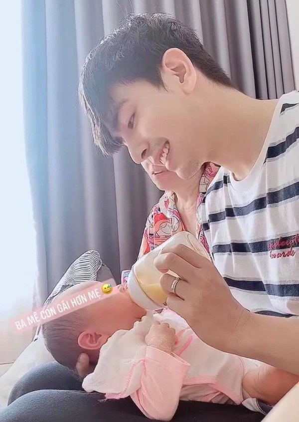 Bàn tay con trai riêng thu thủy ôm cổ khi bố dượng đang bế em gái gây chú ý - 4
