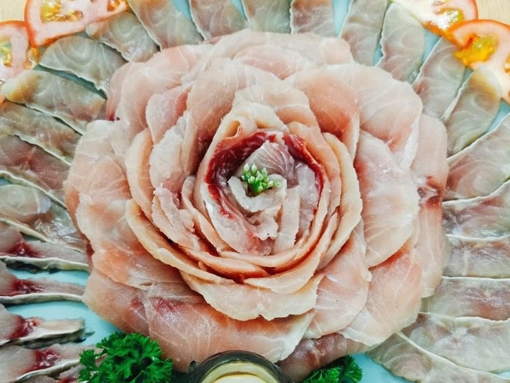 Bày cá hình hoa hồng đẹp như tranh để ăn lẩu 7x được dân tình tôn sư phụ - 4