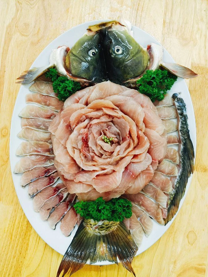 Bày cá hình hoa hồng đẹp như tranh để ăn lẩu 7x được dân tình tôn sư phụ - 7