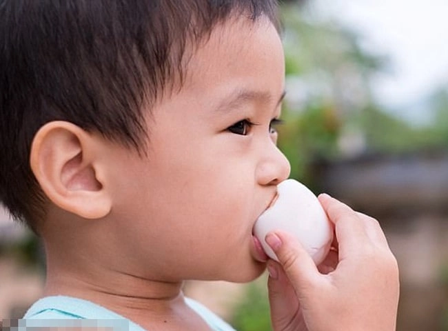 Bé 1 tuổi tử vong sau khi ăn món trứng hấp vì bà nội bỏ thêm một thứ khi nấu - 5