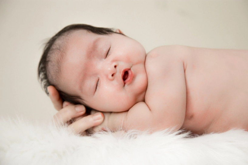 Bé 3 tháng tuổi bú ít ngủ nhiều có sao không mẹ nên làm gì - 1
