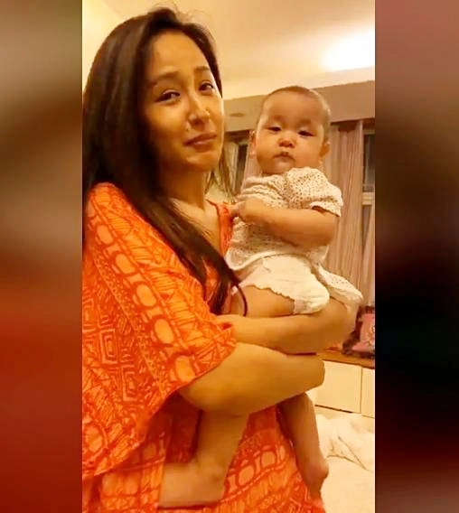 Bé 7 tháng với bàn tay tinh nghịch chạm ngực mai phương thuý 30 phút livestream hút nghìn like - 1